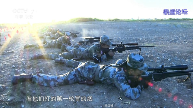 场面真霸气！我军狙击手集训高精尖大狙摆一地