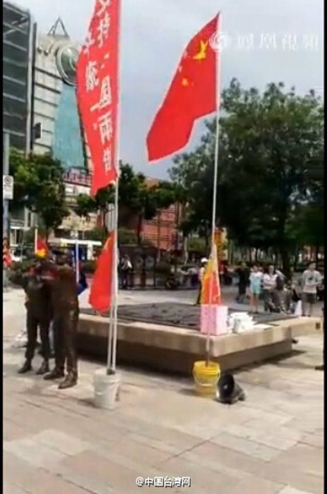 这是要闹哪样？台北市区突然出现大量五星红旗