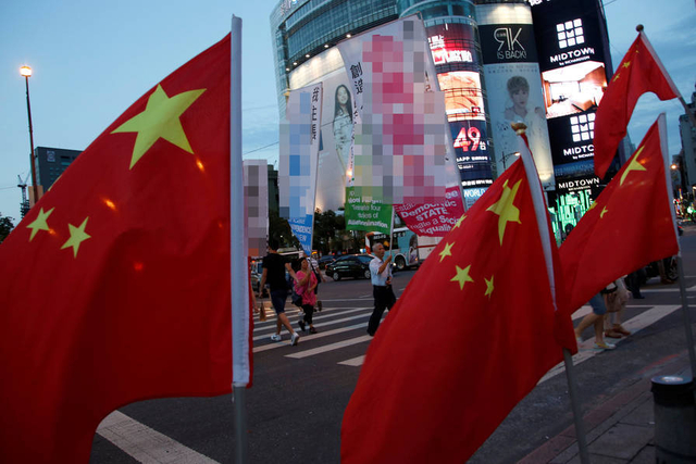 这是要闹哪样？台北市区突然出现大量五星红旗