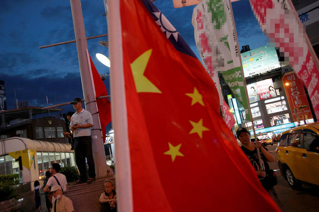 这是要闹哪样？台北市区突然出现大量五星红旗