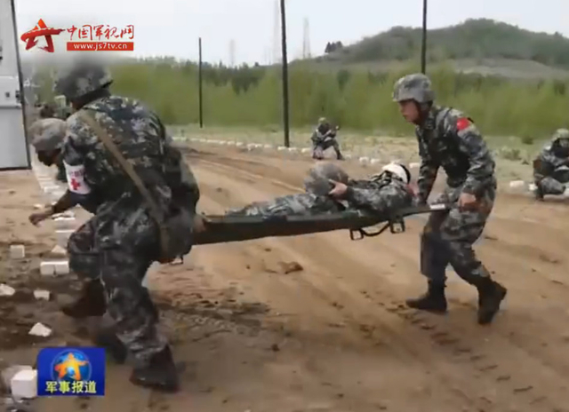 中国第4批马里维和部队出征 美丽女兵献花送行