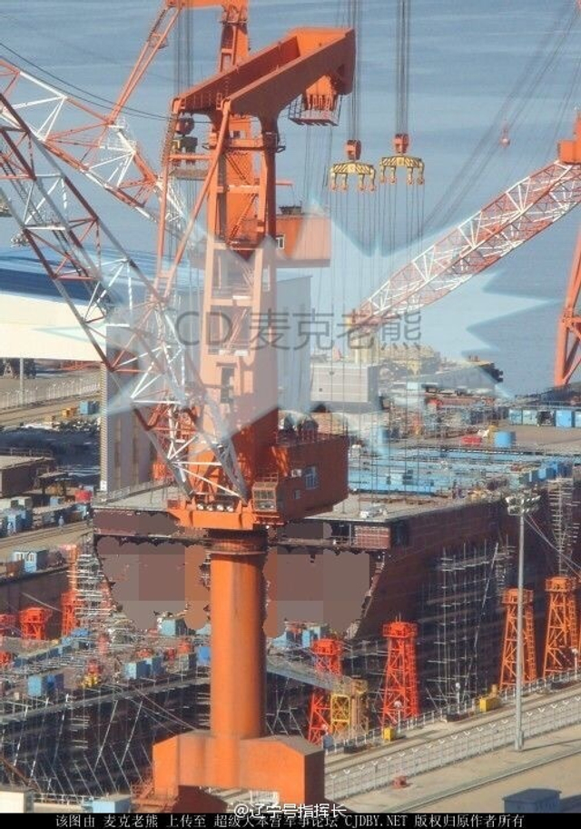 国产航母再装两块新分段舰艏已上翘