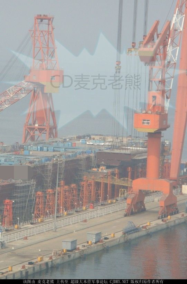 国产航母再装两块新分段舰艏已上翘