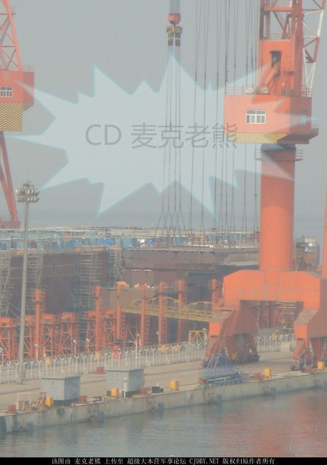 国产航母再装两块新分段舰艏已上翘