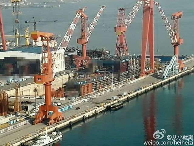 国产航母再装两块新分段舰艏已上翘