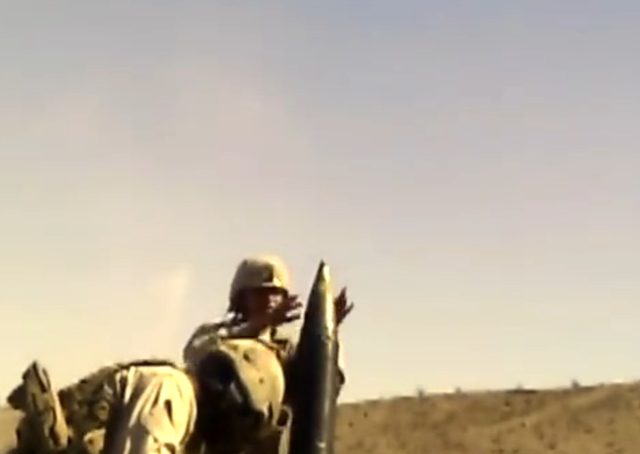 美国大兵也怕死：迫击炮发射失败 炮手拔腿就跑