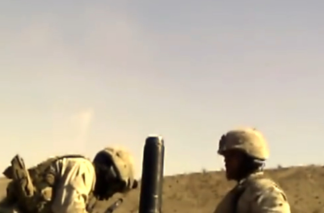 美国大兵也怕死：迫击炮发射失败 炮手拔腿就跑