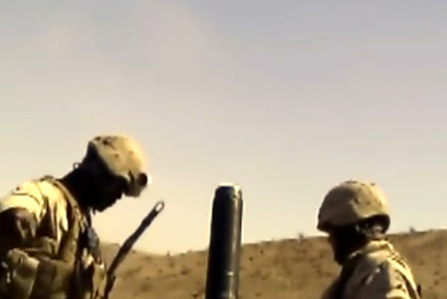 美国大兵也怕死：迫击炮发射失败 炮手拔腿就跑