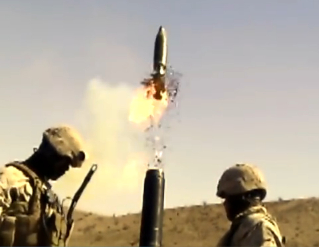 美国大兵也怕死：迫击炮发射失败 炮手拔腿就跑