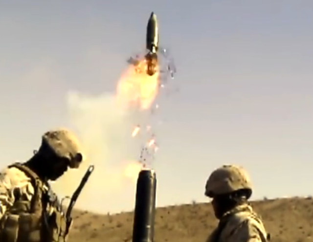 美国大兵也怕死：迫击炮发射失败 炮手拔腿就跑