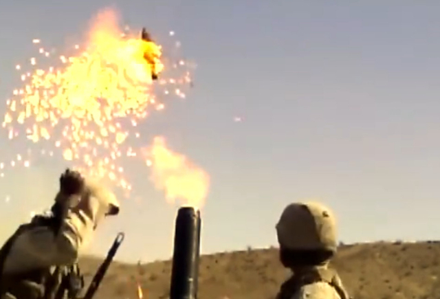 美国大兵也怕死：迫击炮发射失败 炮手拔腿就跑