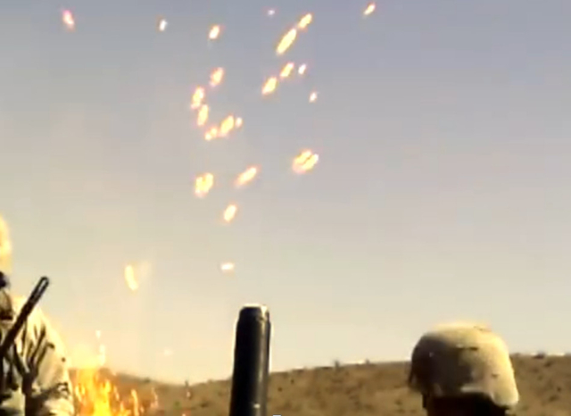 美国大兵也怕死：迫击炮发射失败 炮手拔腿就跑