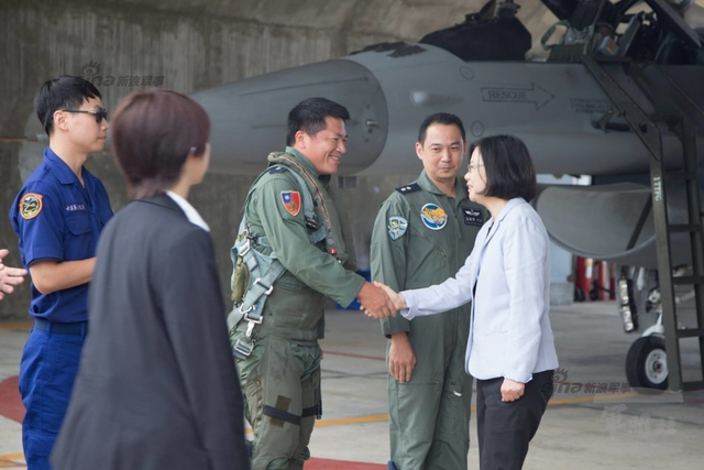 蔡英文视察台军F-16战机：要求“把台湾看好”