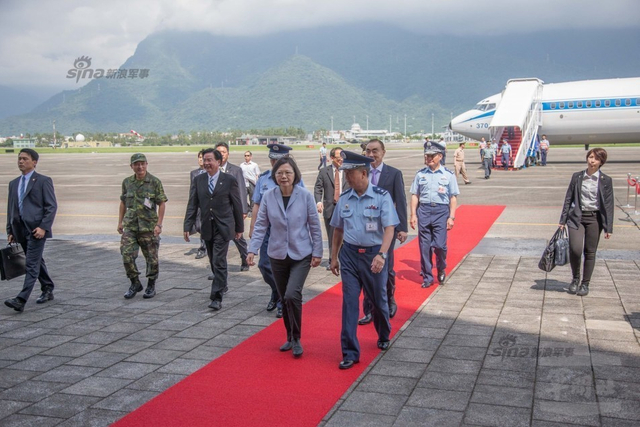 蔡英文视察台军F-16战机：要求“把台湾看好”