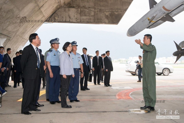 蔡英文视察台军F-16战机：要求“把台湾看好”