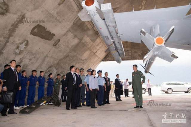 蔡英文视察台军F-16战机：要求“把台湾看好”