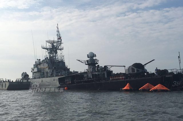 印尼海军的一艘老式苏联造护卫舰触礁进水