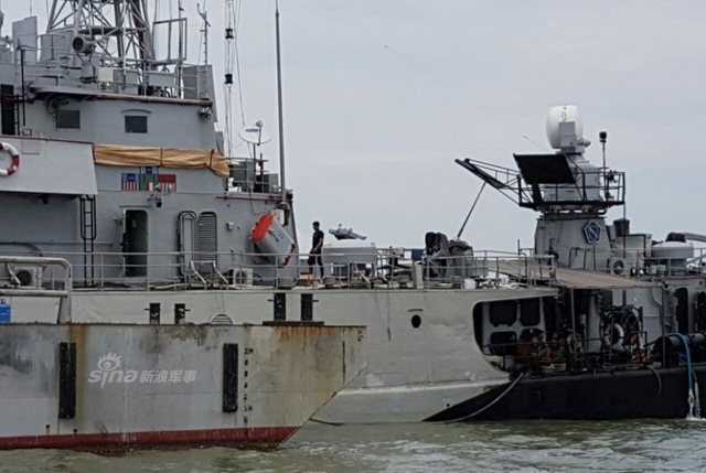 印尼海军的一艘老式苏联造护卫舰触礁进水