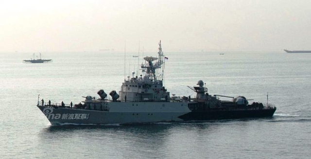 印尼海军的一艘老式苏联造护卫舰触礁进水