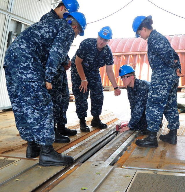 领先中国多少年？美军福特航母高清俯视图曝光