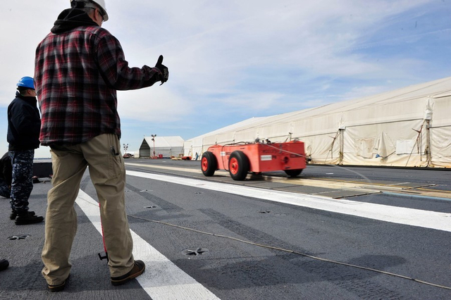 领先中国多少年？美军福特航母高清俯视图曝光