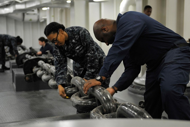 领先中国多少年？美军福特航母高清俯视图曝光