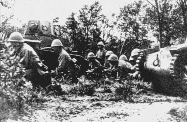 我军用机枪击落日军飞机