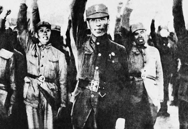 淞沪会战珍贵照：中国军队用机枪击落日军飞机