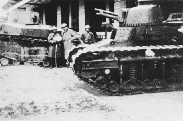 淞沪会战珍贵照：中国军队用机枪击落日军飞机