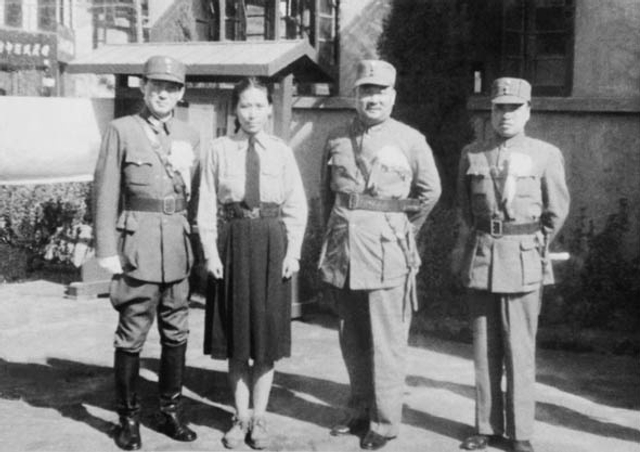 淞沪会战珍贵照：中国军队用机枪击落日军飞机