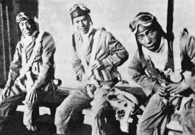 淞沪会战珍贵照：中国军队用机枪击落日军飞机