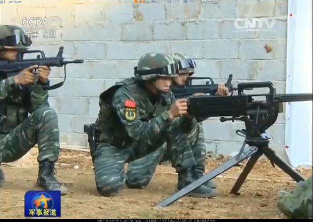 武警动用榴弹发射器反恐
