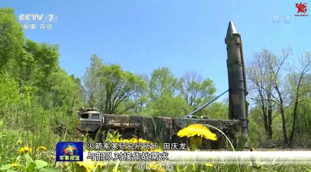 我东风21D导弹机动发射