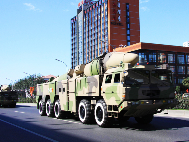 让美航母有来无回!东风21D导弹野外机动发射