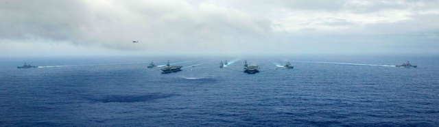 美海军组成双航母编队展示武力 敲叩南海大门
