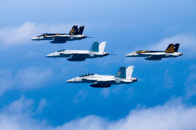 美海军组成双航母编队展示武力 敲叩南海大门