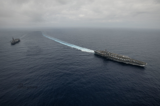 卷土重来！美国海军双航母编队逼近南海巡航