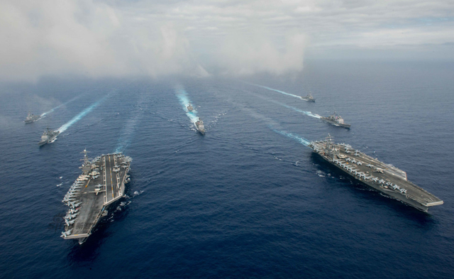 卷土重来！美国海军双航母编队逼近南海巡航