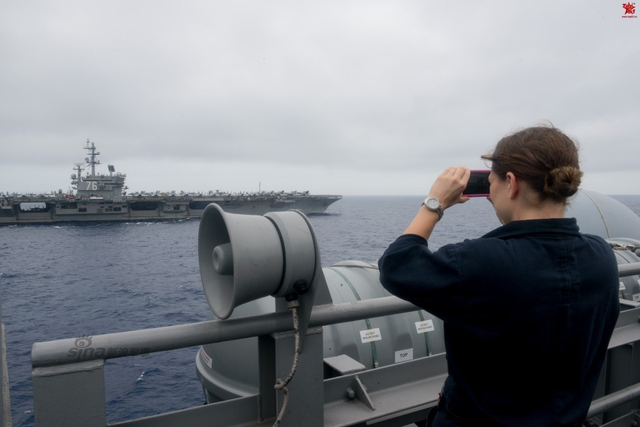 卷土重来！美国海军双航母编队逼近南海巡航