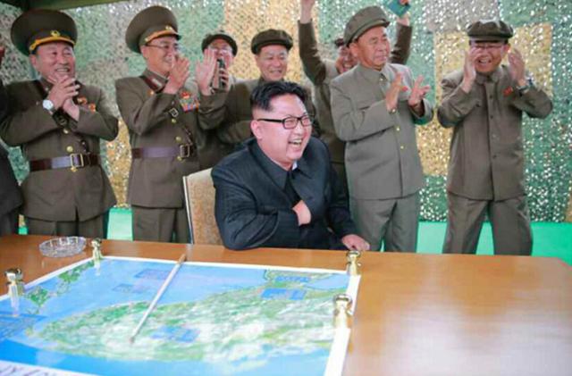 金正恩与总师相拥而泣