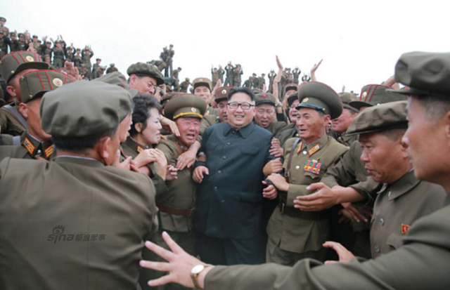 朝鲜导弹试射成功 金正恩与专家相拥而泣