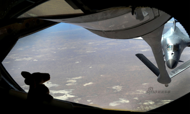 美B1轰炸机部署澳威胁中国舰艇