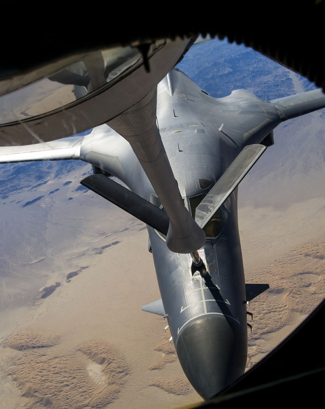 美B1轰炸机部署澳威胁中国舰艇