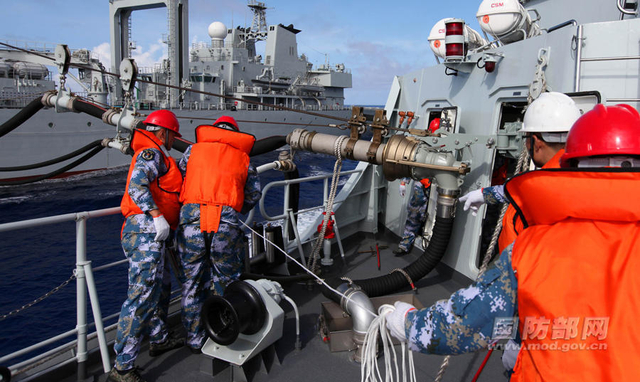 亮剑太平洋！中国海军编队首次海上航行补给