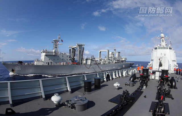 亮剑太平洋！中国海军编队首次海上航行补给