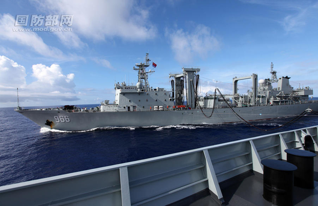 亮剑太平洋！中国海军编队首次海上航行补给
