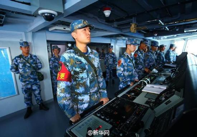 海军在南海举行实兵对抗演习 吴胜利现场指导