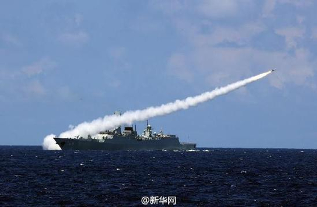 海军在南海举行实兵对抗演习 吴胜利现场指导
