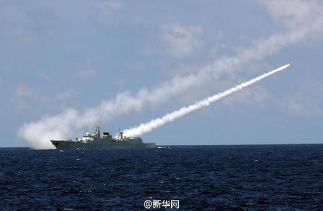 海军在南海举行实兵对抗演习 吴胜利现场指导