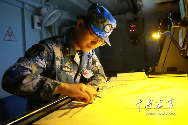 亮剑南海 中国海军三大舰队举行实弹对抗演习